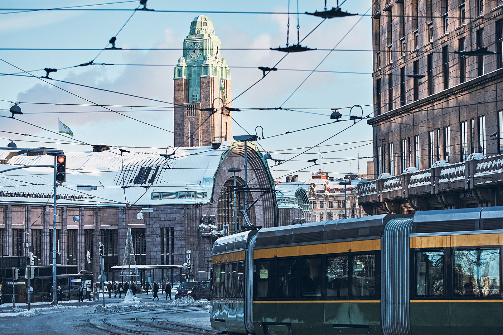 vihreä raitiovaunu Helsingin keskustassa